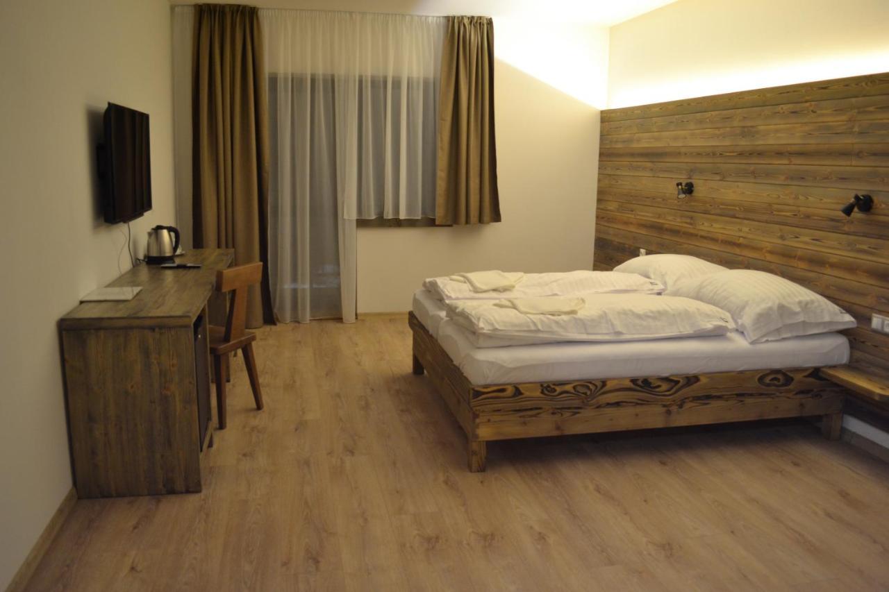Tri Kopy*** - Penzion, Restauracia A Pizza Smrečany Esterno foto